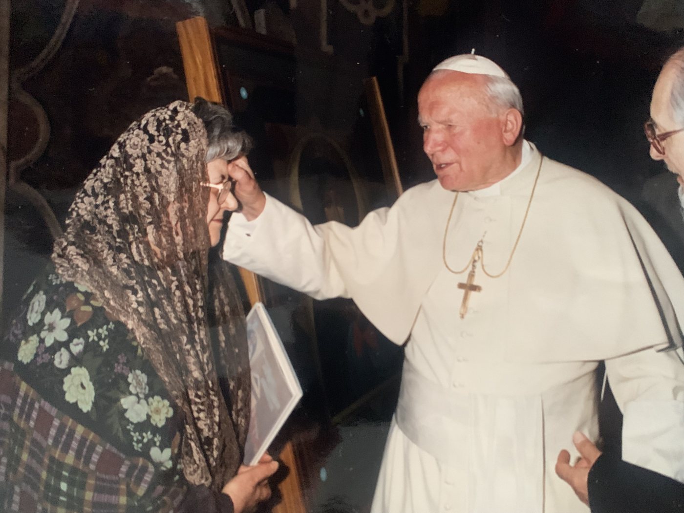 Lia Galdiolo receives the blessing of Pope John Paul II at the audience where she presented him with a hand-painted icon